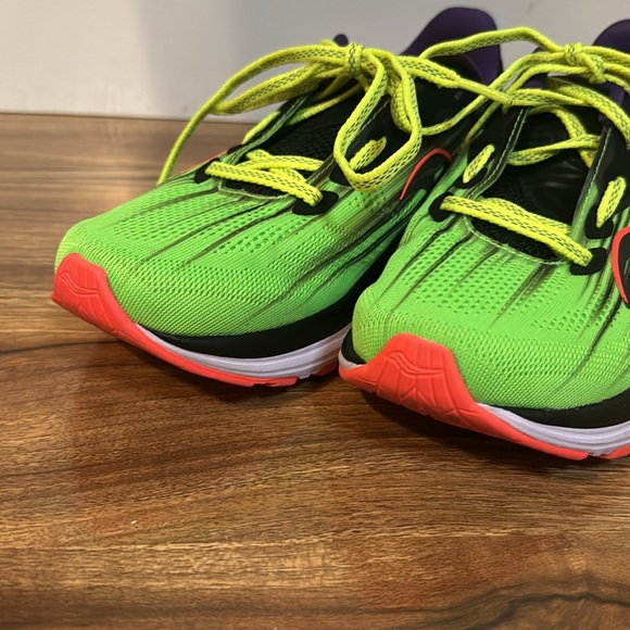 Saucony running shoes - Picture 3 of 6